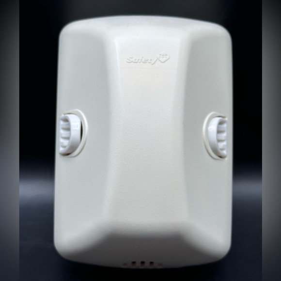 NEW Safety 1st Outlet Cover With Cord Shortener - Picture 3 of 4